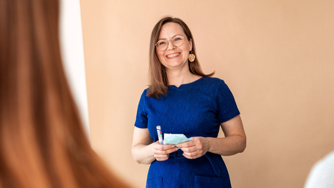 Noora Jokinen kouluttaa.